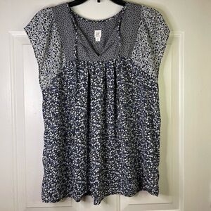 Gap‎ short sleeve v neck floral blouse.